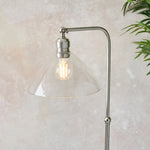 Afbeelding laden in galerijweergave, Clarione Art Deco vloerlamp met heldere glazen kap en metalen voet