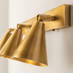 Bild in die Galerieansicht laden, Angled detail of brass double cone wall light