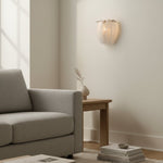 Bild in die Galerieansicht laden, Velora Alabaste Töne Gebogene Glas-Wandlampe – Skulpturale Elegante Metall-Details für Schlafzimmer oder Eingangsbereich