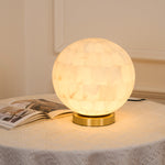 Bild in die Galerieansicht laden, Alabaster Kugel Tischlampe