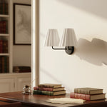 Afbeelding laden in galerijweergave, Ruffmeto Stoffen Wandkandelaar – Met geplooide details op een Sculpturaal Metalen Frame voor Studiekamer of Gang