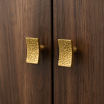 Afbeelding laden in galerijweergave, Hammered brass cabinet knobs installed on dark wood doors