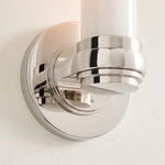 Cargar imagen en el visor de la galería, Aplique de Pared Moderno Roven con Pantalla de Cilindro de Vidrio - Acento Versátil para Sala de Estar