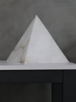 Bild in die Galerieansicht laden, Alabaster Pyramiden-Tischlampe