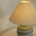 Afbeelding laden in galerijweergave, Ceravine Rustieke Keramische Voet Tafellamp met Kegelvormige Stoffen Kap – Elegante Accentverlichting voor Thuis