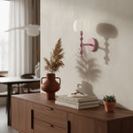 Cargar imagen en el visor de la galería, Lámpara de pared Savara moderna con base curva – Pantalla de tela suave y difusa para pasillos y salas de estar