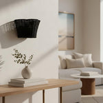 Afbeelding laden in galerijweergave, Wickara Geweven Wandkandelaar – Wandlamp met Geschulpte Mandenkap voor Slaapkamer