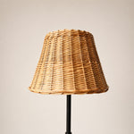 Afbeelding laden in galerijweergave, Rattan lampshade on slim black floor lamp stand
