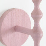 Cargar imagen en el visor de la galería, Lámpara de pared Savara moderna con base curva – Pantalla de tela suave y difusa para pasillos y salas de estar