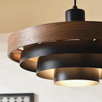 Charger l'image dans la visionneuse de la galerie, Suspension contemporaine à étages Layervelle – Lampe suspendue sculpturale en bois et métal pour salon