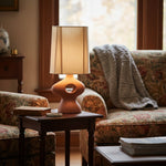 Afbeelding laden in galerijweergave, Pryssa keramische tafellamp met ivoorkleurige linnen kap - artistieke verlichting voor woonkamer of slaapkamer