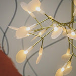 Afbeelding laden in galerijweergave, Floresta artistieke kroonluchter – organisch ontwerp met metaal en acryl voor eigentijdse ruimtes N66