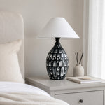 Afbeelding laden in galerijweergave, Black ceramic table lamp on a bedside table
