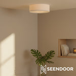 Carica l'immagine nella visualizzazione Galleria, Lampada da soffitto con paralume in tessuto organico Dumora per soggiorno e sala da pranzo