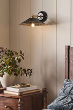 Afbeelding laden in galerijweergave, Auriglow moderne wandlamp – messing geperforeerde lamp voor slaapkamer of gang
