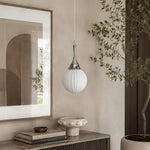 Cargar imagen en el visor de la Galería, Ribbed glass pendant in a warm neutral room