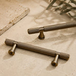 Afbeelding laden in galerijweergave, Loose antique brass cabinet pulls showing full shape