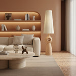 Afbeelding laden in galerijweergave, Pryssa sculpturale keramische vloerlamp - ivoorkleurige linnen kap voor woonkameraccent