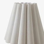 Afbeelding laden in galerijweergave, Ruffmeto Stoffen Wandkandelaar – Met geplooide details op een Sculpturaal Metalen Frame voor Studiekamer of Gang