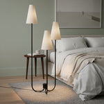 Afbeelding laden in galerijweergave, Cordove vloerlamp met drie taps toelopende kap – moderne minimalistische metalen stoffen lamp voor de woonkamer