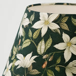 Load image into Gallery viewer, Detail van glanzende groene keramische lampvoet