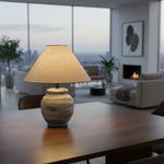 Afbeelding laden in galerijweergave, Ceravine Rustieke Keramische Voet Tafellamp met Kegelvormige Stoffen Kap – Elegante Accentverlichting voor Thuis