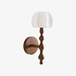 Cargar imagen en el visor de la galería, Lámpara de pared Savara moderna con base curva – Pantalla de tela suave y difusa para pasillos y salas de estar