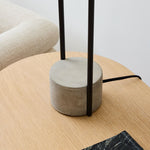 Afbeelding laden in galerijweergave, Luma minimalistische industriële tafellamp en vloerlamp – metalen frame met zachte stoffen kap voor thuis en kantoor