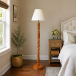 Afbeelding laden in galerijweergave, Vintage vloerlamp van massief hout met optioneel bijzettafeltje