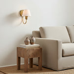 Cargar imagen en el visor de la galería, Aplique de Pared Tracian - Brazo Curvado con Pantalla de Vidrio o Lino para Dormitorio