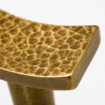 Afbeelding laden in galerijweergave, Rounded edge of hammered brass cabinet hardware