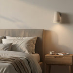 Cargar imagen en el visor de la galería, Lámpara de pared de lino texturizado Zalen en bronce – Aplique de pared retro suave para rincón de lectura