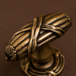 Afbeelding laden in galerijweergave, Antique Brass Leaf Cabinet Knob