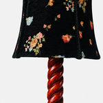 Afbeelding laden in galerijweergave, floral fabric and carved wood table lamp
