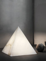 Bild in die Galerieansicht laden, Alabaster Pyramiden-Tischlampe