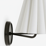 Afbeelding laden in galerijweergave, Ruffmeto Stoffen Wandkandelaar – Met geplooide details op een Sculpturaal Metalen Frame voor Studiekamer of Gang