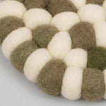 Załaduj obraz do przeglądarki galerii, Close view of round felt ball coaster edge