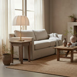 Carica immagine nel visualizzatore della Galleria, Lampada da tavolo elegante in ottone Vellaro con paralume in tessuto – Luce da comodino per camera da letto contemporanea