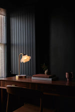 Afbeelding laden in galerijweergave, Revalis glazen bloemtaaklamp – moderne matglazen bloemblaadjesverlichting