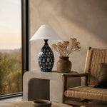 Afbeelding laden in galerijweergave, Black ceramic table lamp styled in a warm lounge corner