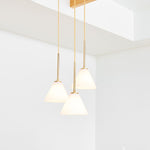 Afbeelding laden in galerijweergave, Conica 3-licht kegel kroonluchter - sculpturale glazen hanglamp moderne stijl