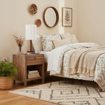 Cargar imagen en el visor de la galería, Lámpara de mesa moderna Linbron con pantalla de tela y base de madera – Iluminación ambiental suave para dormitorio o sala de estar