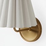 Afbeelding laden in galerijweergave, Ruffmeto Stoffen Wandkandelaar – Met geplooide details op een Sculpturaal Metalen Frame voor Studiekamer of Gang