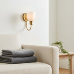 Cargar imagen en el visor de la galería, Aplique de Pared Tracian - Brazo Curvado con Pantalla de Vidrio o Lino para Dormitorio