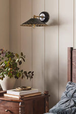Afbeelding laden in galerijweergave, Auriglow moderne wandlamp – messing geperforeerde lamp voor slaapkamer of gang