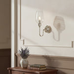 Afbeelding laden in galerijweergave, Clarione Art Deco Wandlamp met Heldere Glazen Kap – Modern Metalen Ontwerp voor Gangen