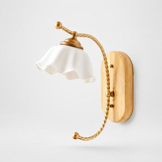 Vintage-Wandleuchte mit floralem Keramikschirm und Holz