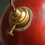 Afbeelding laden in galerijweergave, Vintage keramische hanglamp met dubbele glazuurlaag en messing fittingen