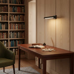 Cargar imagen en el visor de la galería, Luz para cuadros Zorv Sleek – Lámpara de pared con marco metálico acanalado para exhibición de arte o fotos