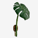 Afbeelding laden in galerijweergave, Monstera leaf resin outdoor wall light